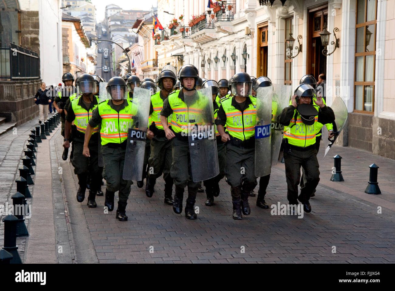 La policía antidisturbios en el cargo en Quito, Ecuador. Foto de stock