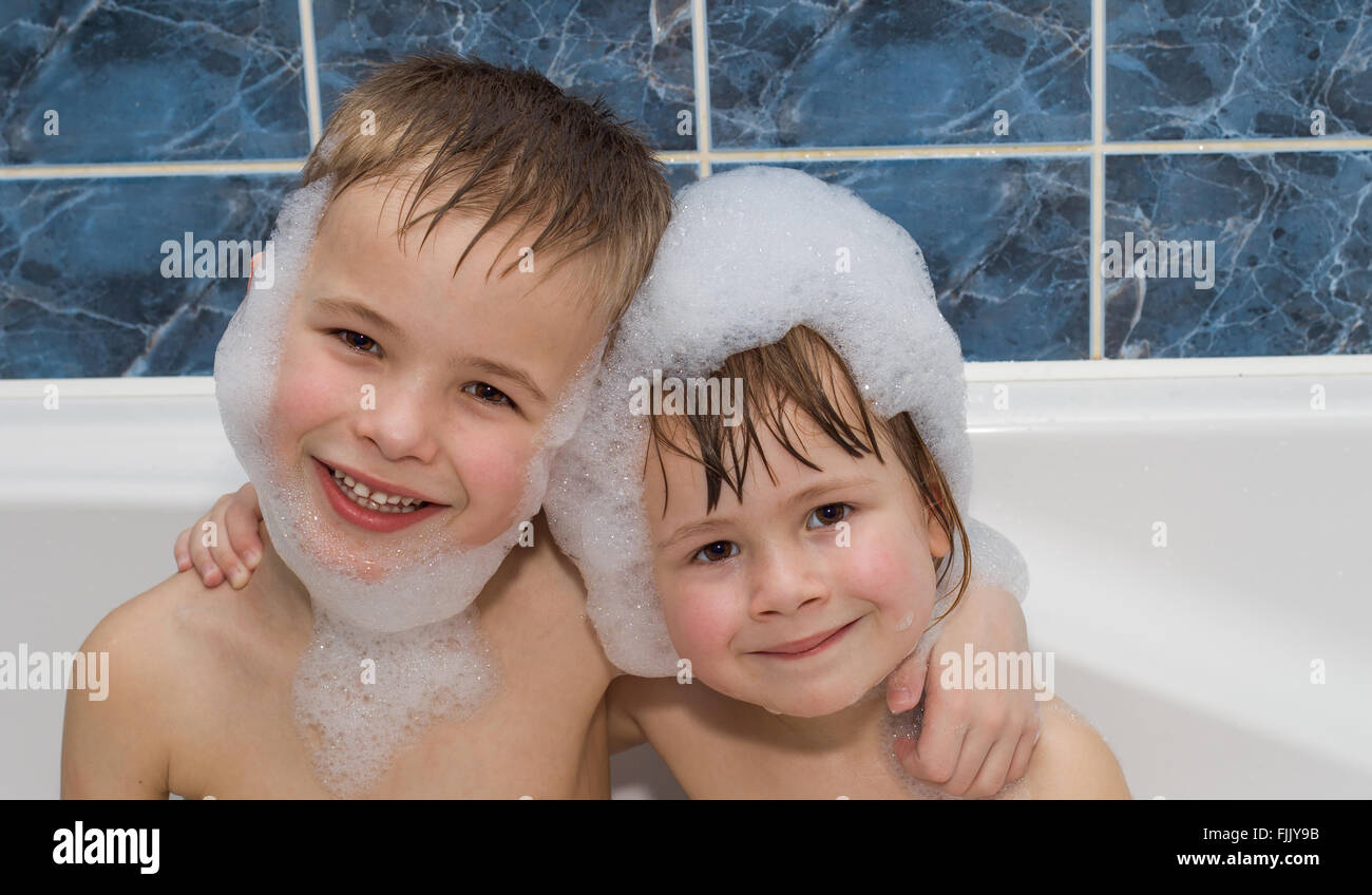 Dos pequeños childrewn en una bañera con espuma de champú en caras  Fotografía de stock - Alamy