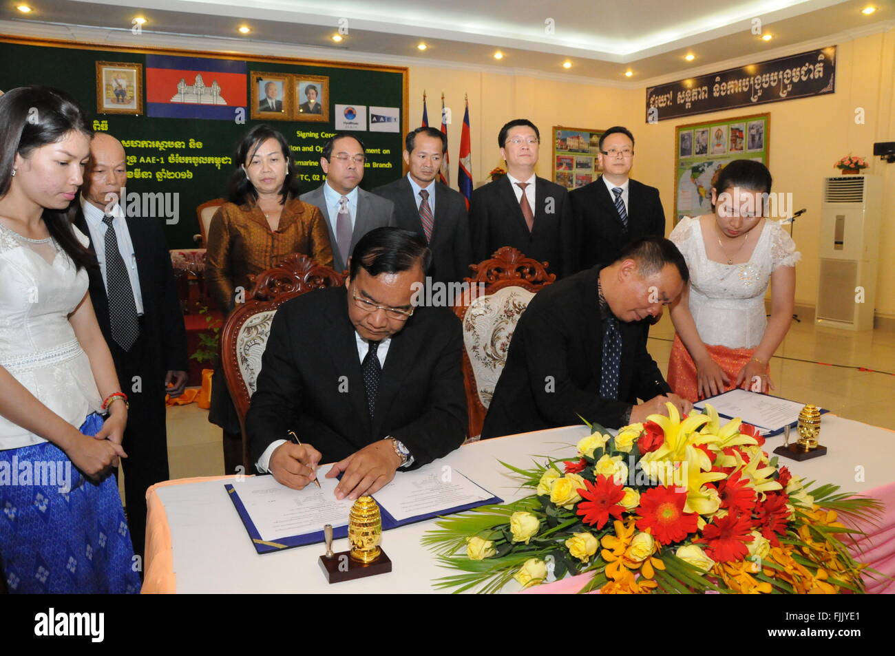 (160303) -- PHNOM PENH, Marzo 3, 2016 (Xinhua) -- El ministro Camboyano de Correos y Telecomunicaciones Prak Sokhonn (2L) y Huang Xinglong frontal (2R delante), Presidente de la red de comunicaciones de fibra óptica de Camboya (CFOCN), firmar el contrato durante una ceremonia de firma en Phnom Penh, Camboya, 2 de marzo de 2016. Camboya el miércoles concedió un contrato en condiciones favorables para la red de comunicaciones de fibra óptica de Camboya (CFOCN), una filial del grupo HyalRoute basada en Shenzhen, invertirá 69,7 millones de dólares EE.UU. en la construcción y el funcionamiento de los cables submarinos y una estación de aterrizaje en el suroeste de Prea Foto de stock