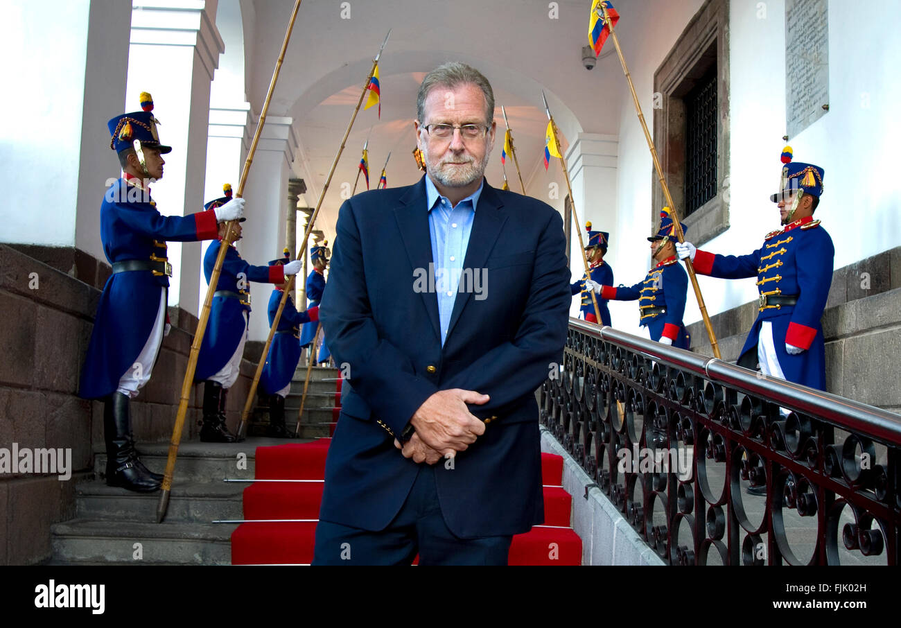 Periodista de viajes Peter Greenberg en la residencia presidencial en Quito, Ecuador. Foto de stock