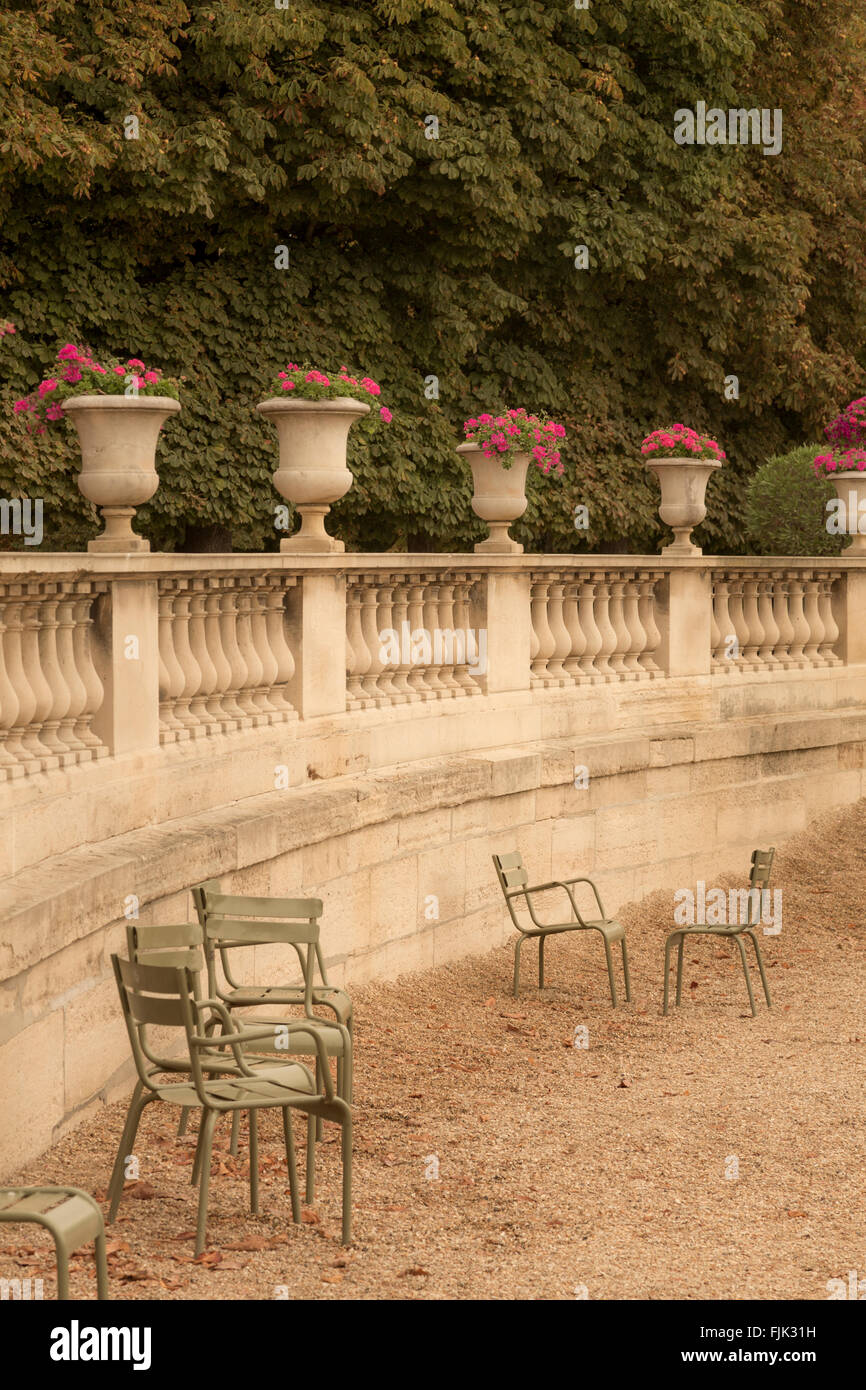 Jarrones de piedra clásica, balaustradas y sillas al Jardín de Luxemburgo, París, Francia Foto de stock