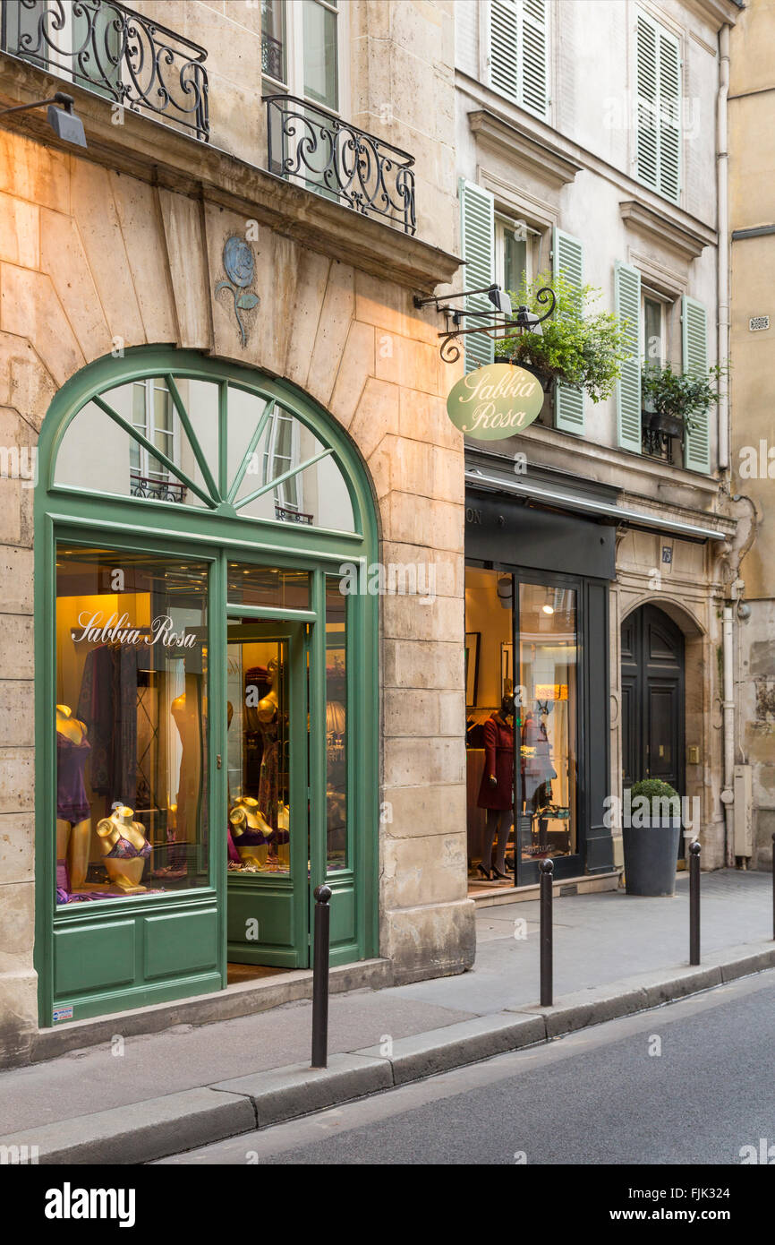 Moderno, elegantes boutiques de ropa en una calle lateral en París, Francia Foto de stock