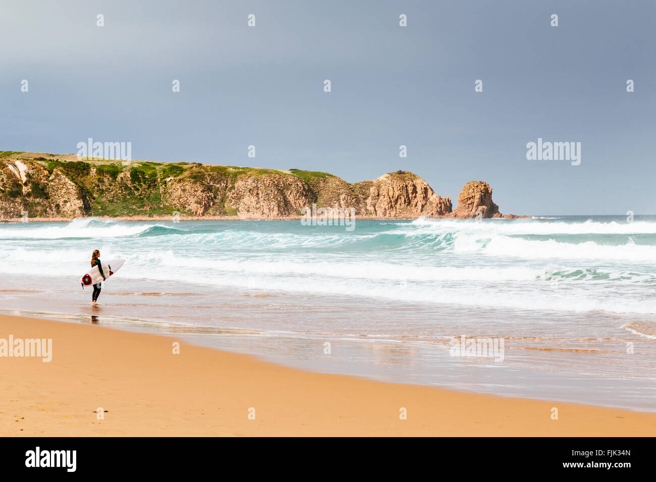 Surfer femenina en el Cabo Woolamai, Phillip Island, Victoria, Australia Foto de stock