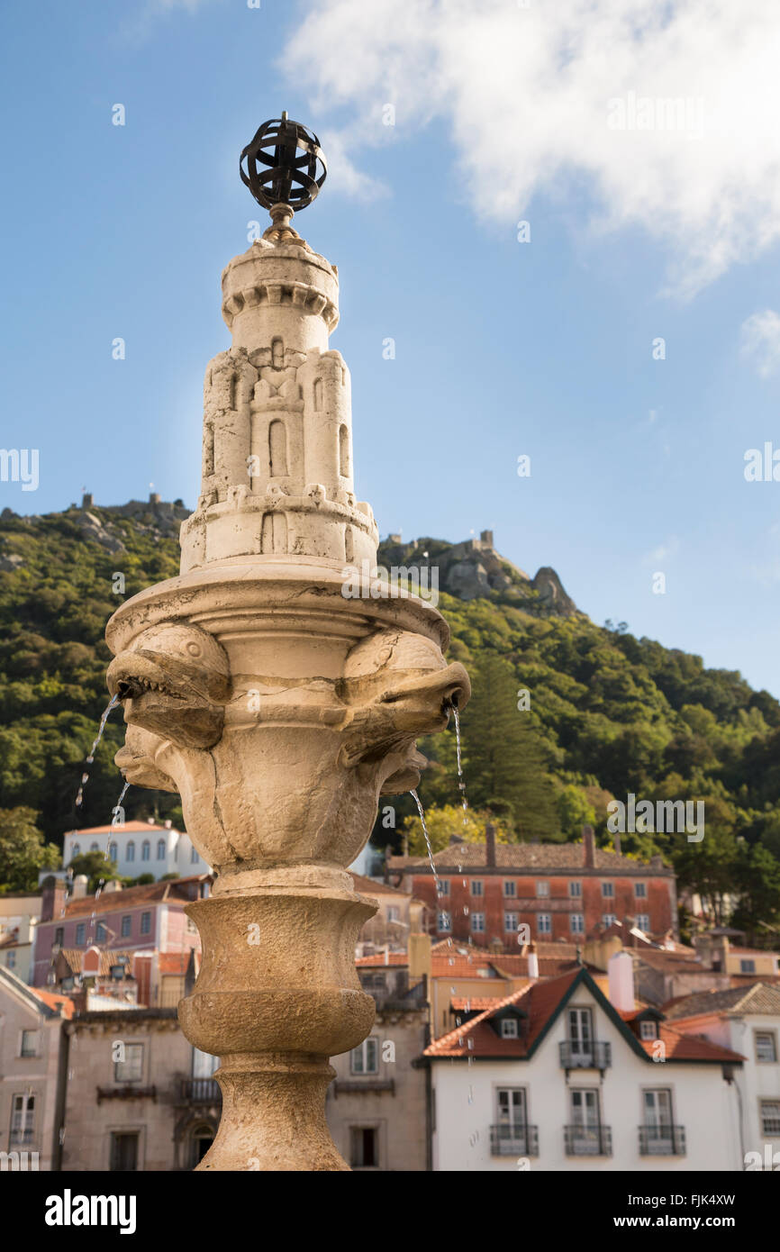 Fuente de piedra ornamental en la plaza de la ciudad de Sintra, Portugal lugares turísticos Foto de stock