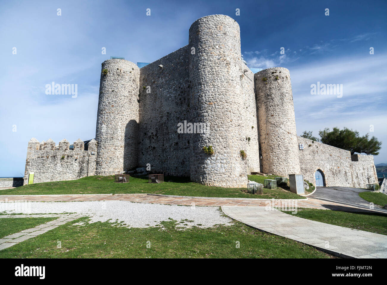 Castillo de Santa Ana, Castro Urdiales, Cantabria,España Foto de stock