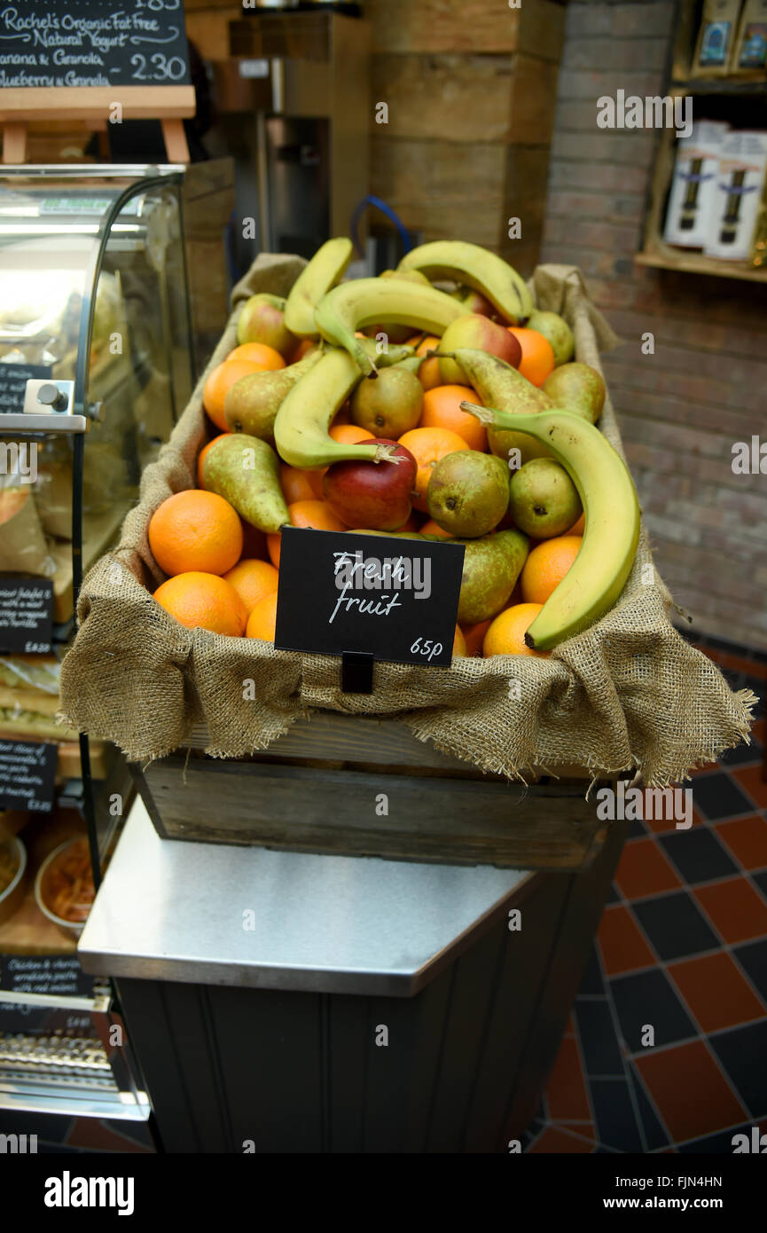 Canasta de frutas mostrar Foto de stock