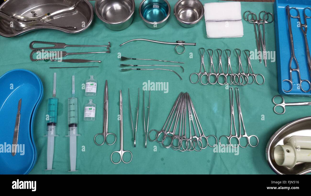 Primer plano de la mesa de herramientas quirúrgicas fotografías e imágenes  de alta resolución - Alamy