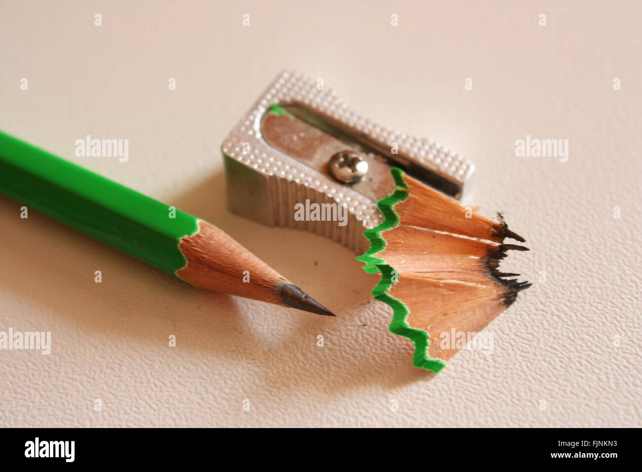 Un alto ángulo de visualización del lápiz y el afilador en la mesa  Fotografía de stock - Alamy