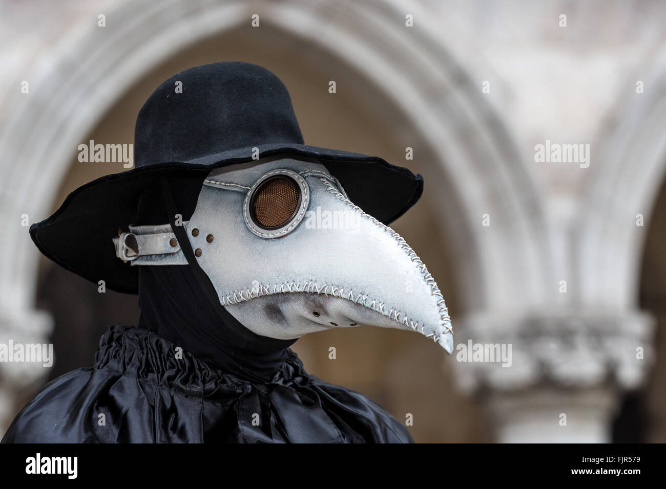 Máscara de carnaval con pico fotografías e imágenes de alta resolución -  Alamy
