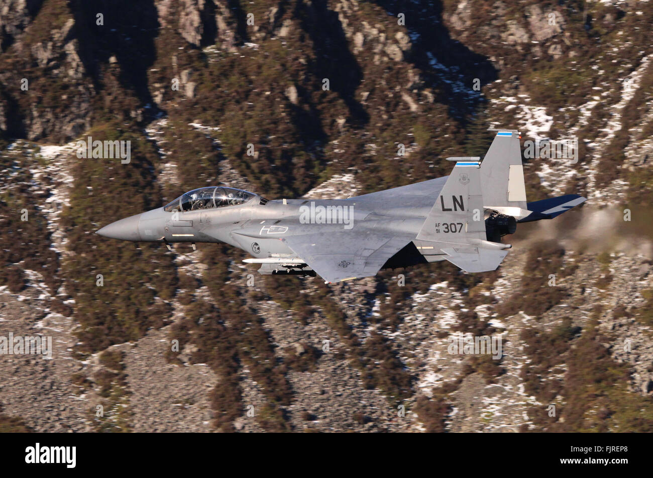 La Fuerza Aérea de EE.UU. F-15E Strike Eagle, aviones que vuelan a baja altura en Gales, Reino Unido. Foto de stock