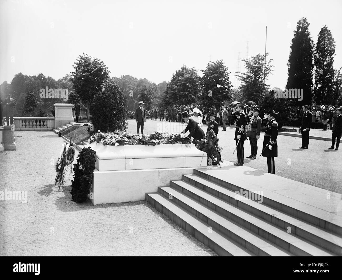 El Presidente de los Estados Unidos, Calvin Coolidge Colocación ofrenda floral en la Tumba del Soldado Desconocido, el Cementerio Nacional de Arlington, Arlington, Virginia, EE.UU. Foto de stock