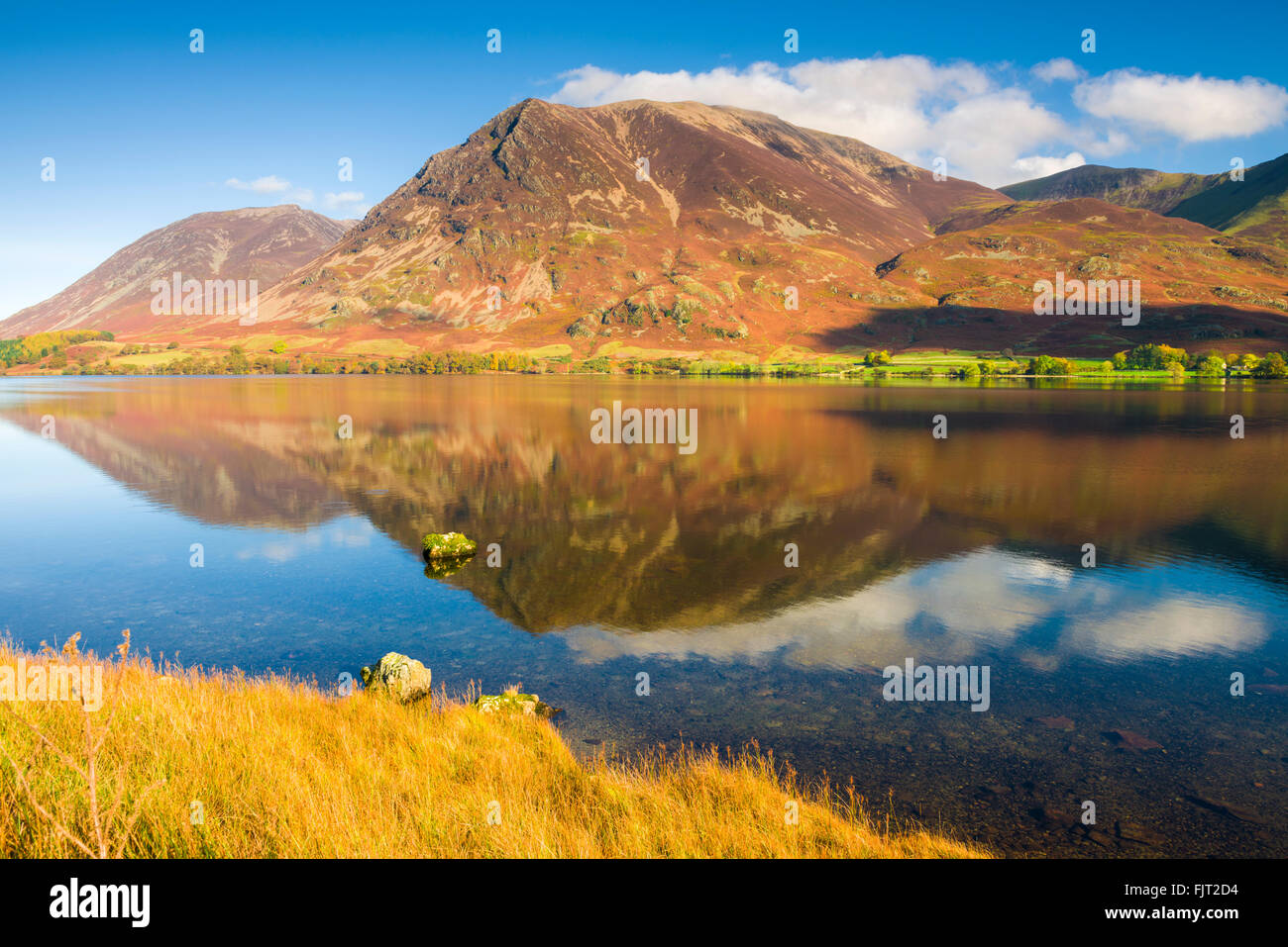 Crummock Grasmoor reflejada en el agua. El Parque Nacional Lake District, Cumbria, Inglaterra Foto de stock