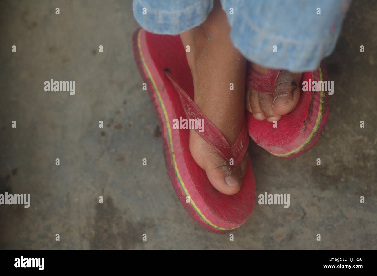Legs wearing red slippers fotografías e imágenes de alta resolución - Alamy