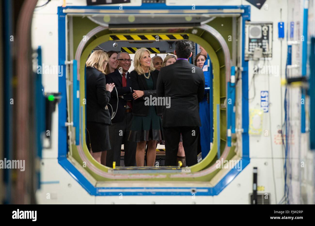 El administrador de la NASA, Charles Bolden, izquierda, y la Dra. Jill Biden, esposa del vicepresidente estadounidense, Joe Biden, durante una gira de un boceto de la Estación Espacial Internacional en el Centro Espacial Johnson en marzo 2, 2016 en Houston, Texas. Foto de stock