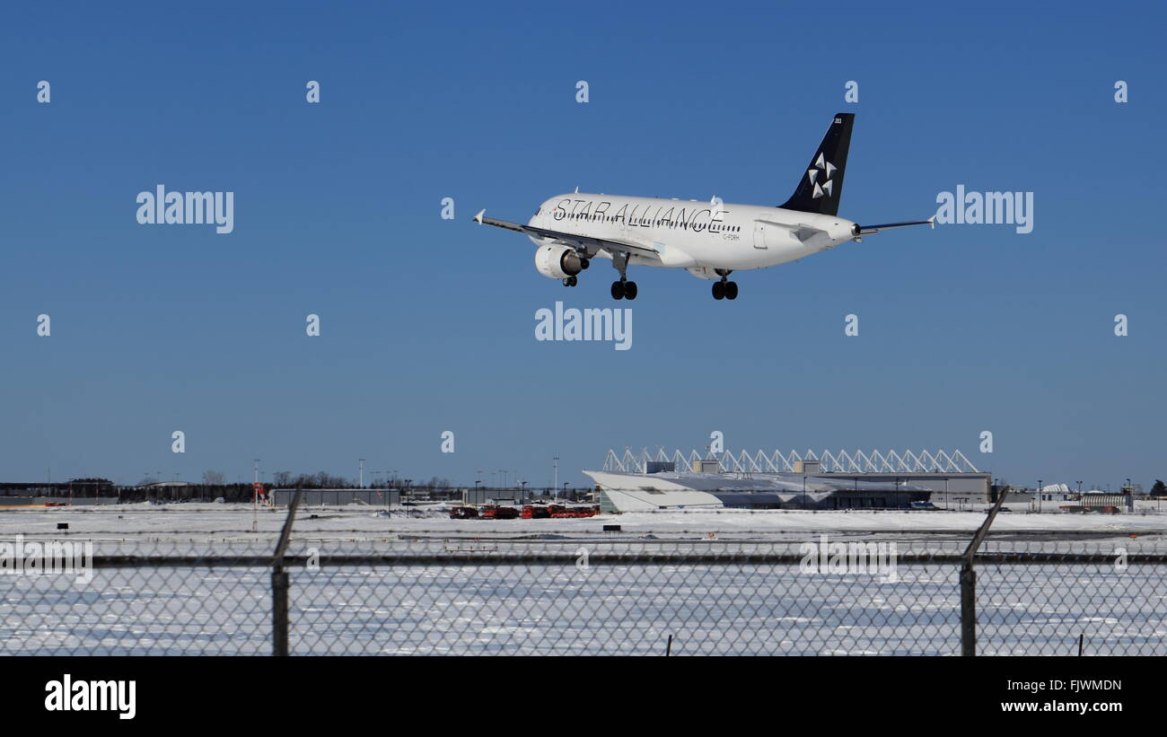 Airbus A320 de Air Canada FDRH C acercándose YOW Ottawa Canadá, Marzo 03, 2016 Foto de stock