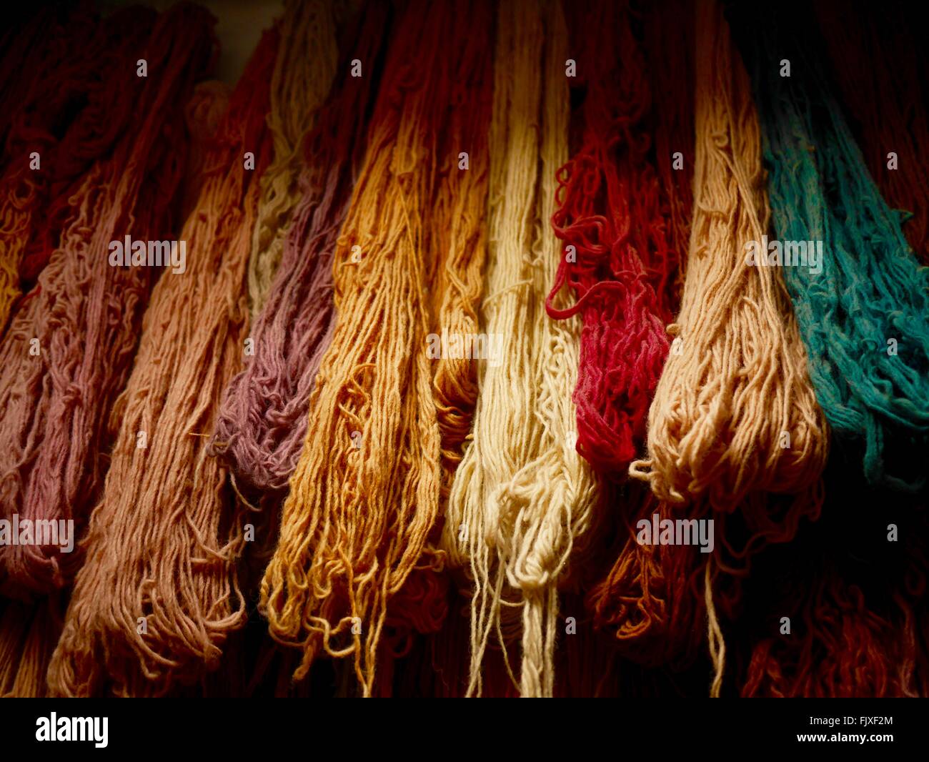 Primer plano de lana multicolores colgando en tienda Foto de stock
