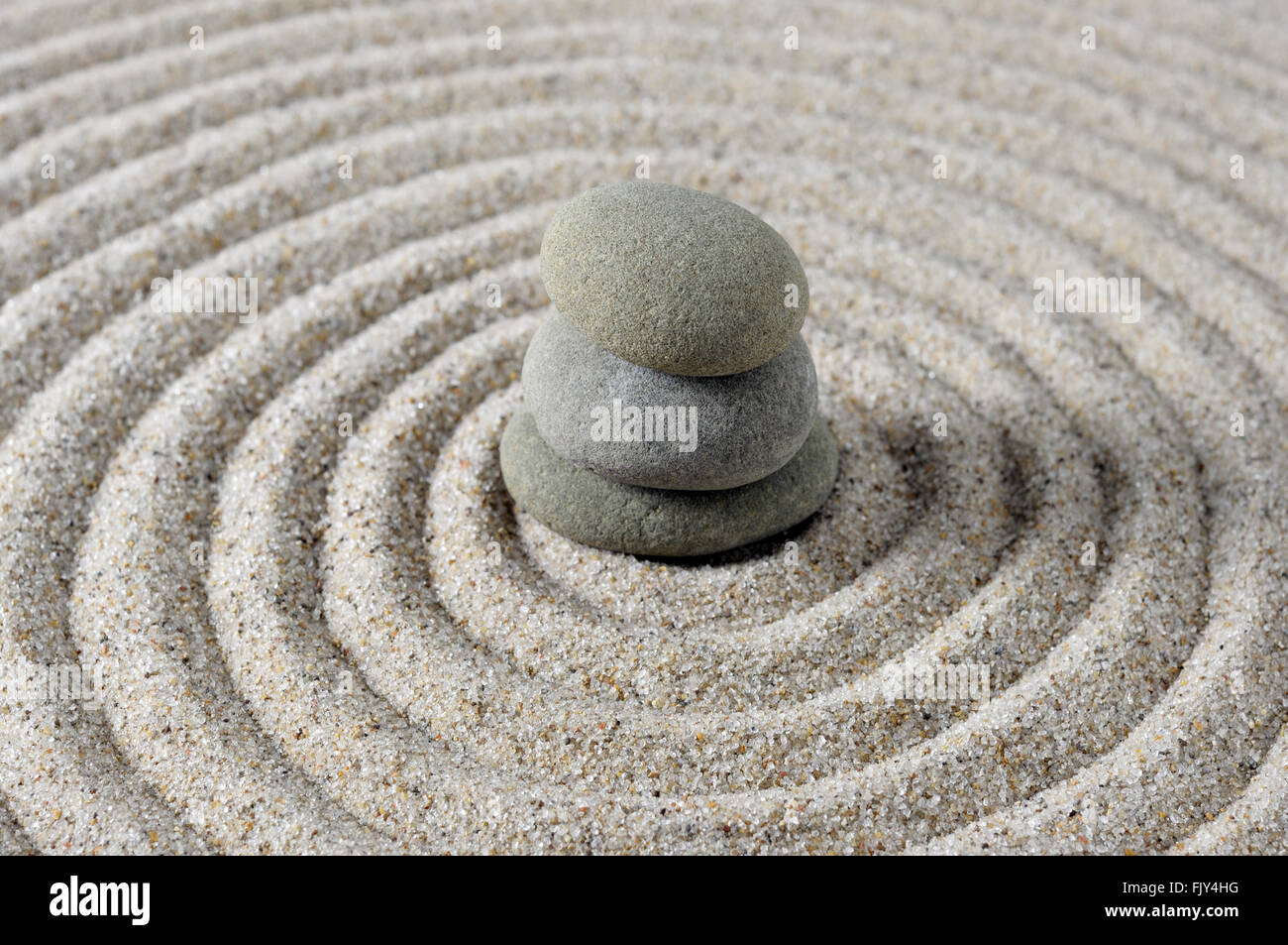 Piedras Zen en un rastrillado de arena para la meditación spa, masaje, concepto wellness, el equilibrio, la armonía, la espiritualidad y el concepto de relajación Foto de stock