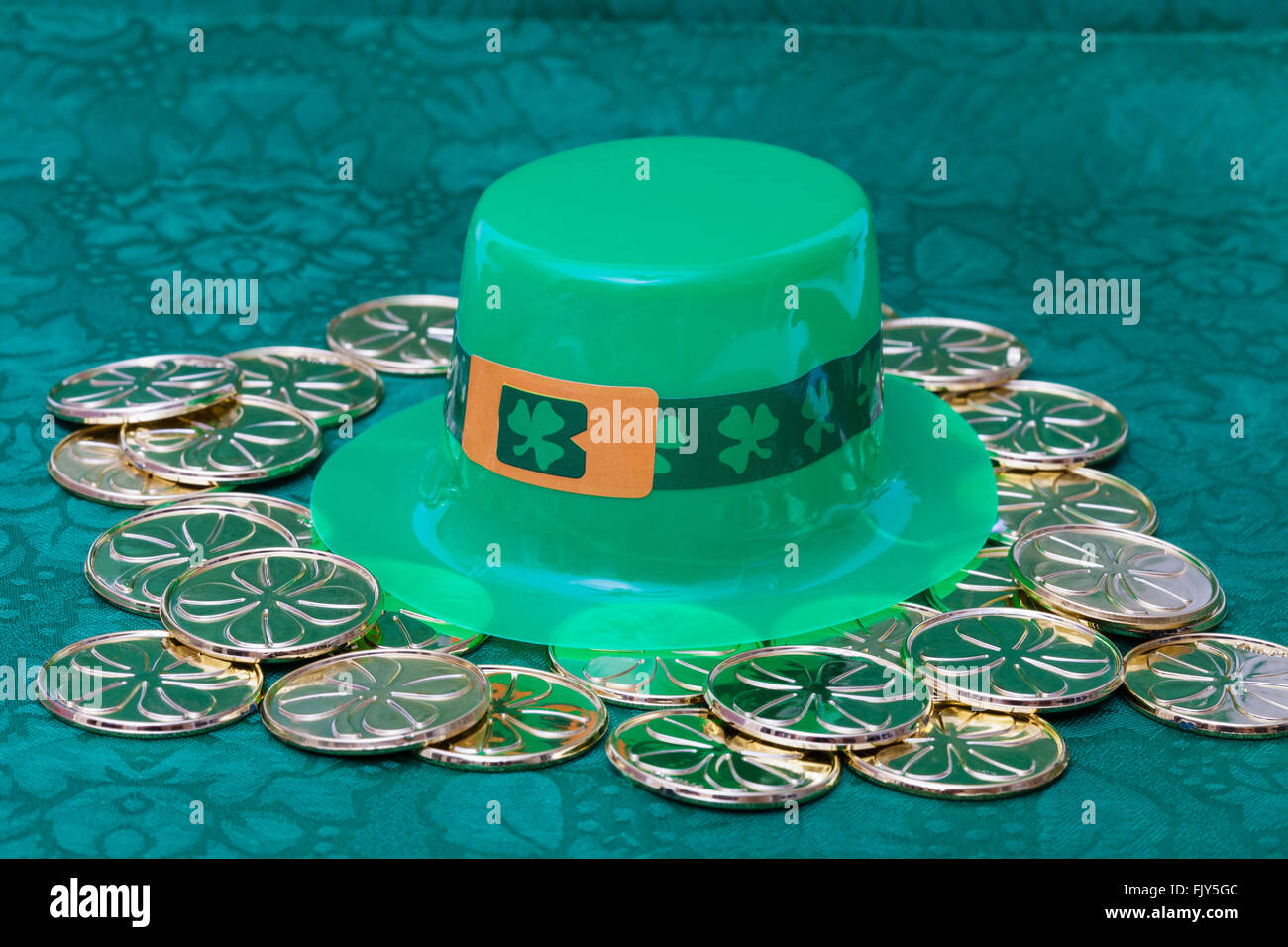 Moneda de oro y sombrero de duende cotillón para una fiesta del Día de San  Patricio Fotografía de stock - Alamy