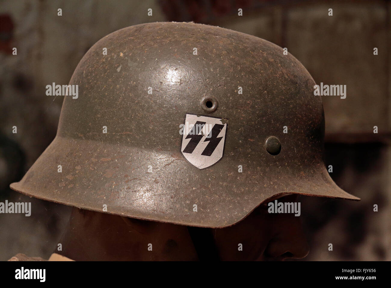 Una segunda guerra mundial SS alemanas casco en las alas del Museo de  liberación, mejor, Brabante Septentrional, Holanda Fotografía de stock -  Alamy