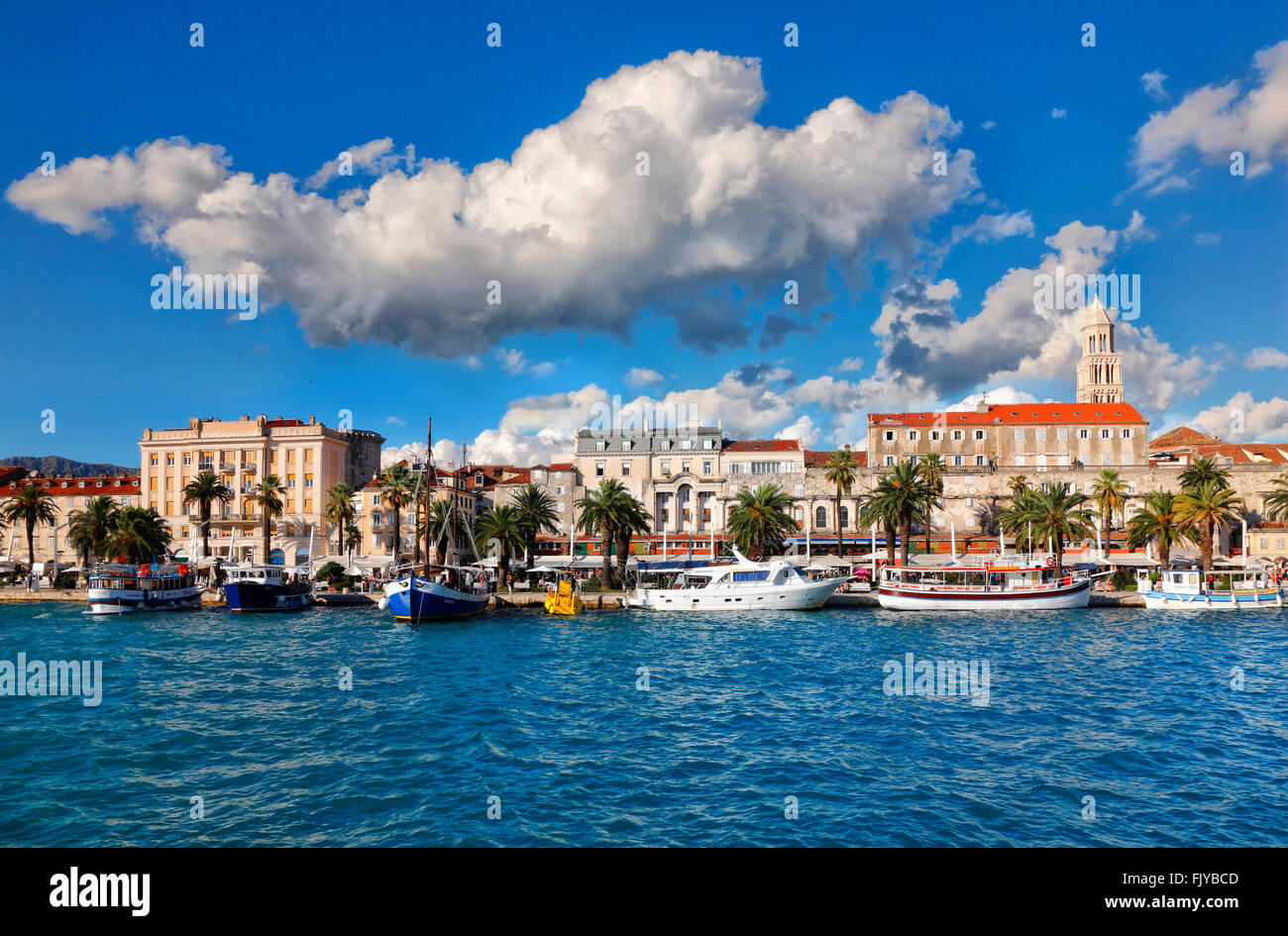 El horizonte de la ciudad de Split con bellas nubes en Dalmacia, Croacia. Foto de stock