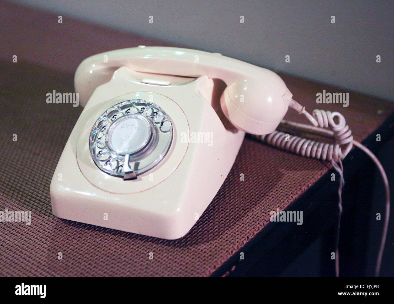 Girando el dial Blanco teléfono desde los años setenta en estilo retro Foto de stock