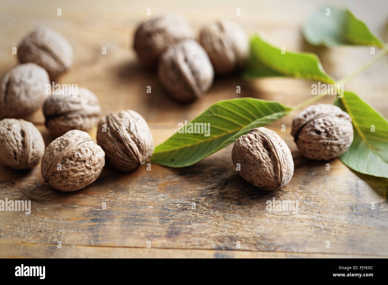 Las nueces sobre la mesa de madera Foto de stock