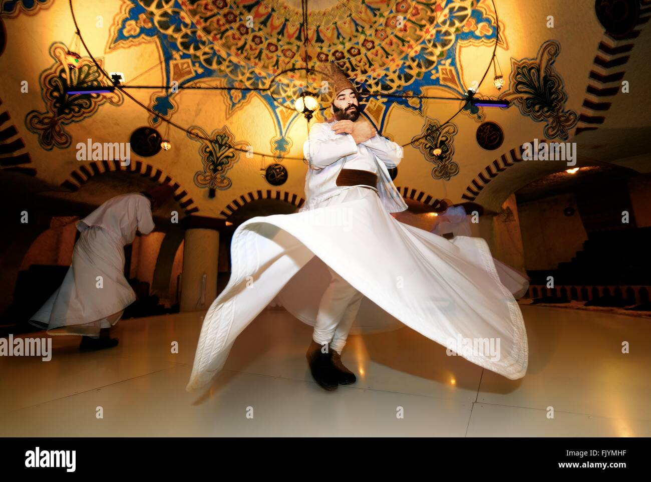Giros derviches Sufi turca tradicional noche espiritual a dervis evi en pueblo de ortahisar, goreme, Capadocia, Turquía Foto de stock