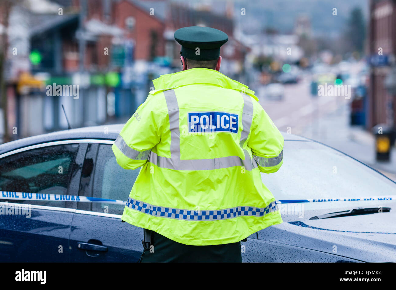 Un oficial de policía PSNI asciende a un cordón policial durante una alerta de bomba Foto de stock