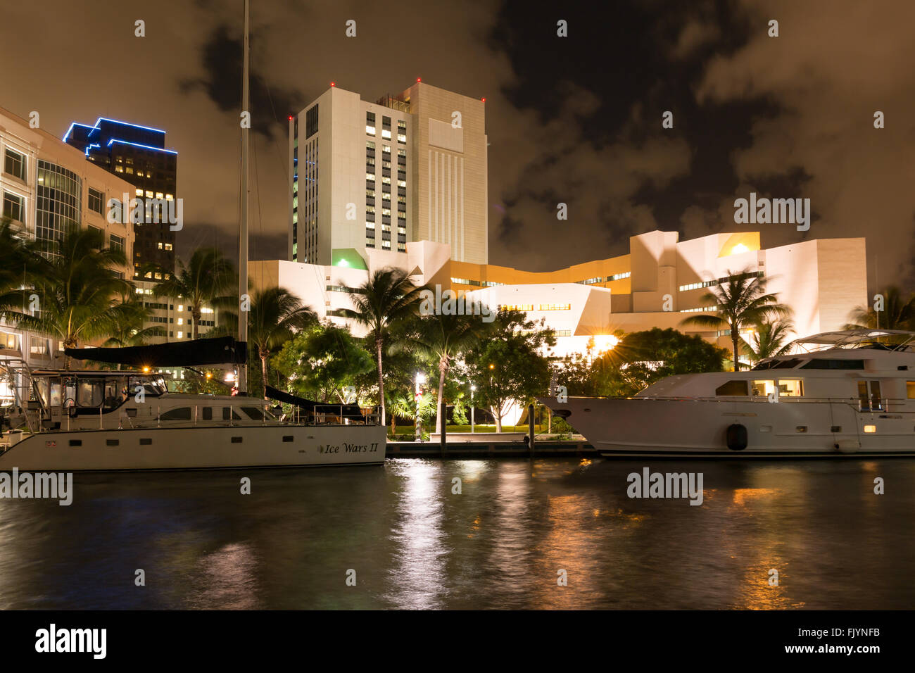 Vista de noche de nuevo río de yates, modernos edificios y prisión en el centro de Fort Lauderdale, Florida, EE.UU. Foto de stock