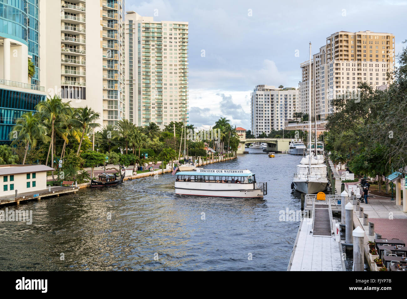 Taxi acuático crucero sobre el Río Nuevo en el centro de Fort Lauderdale, Florida, EE.UU. Foto de stock