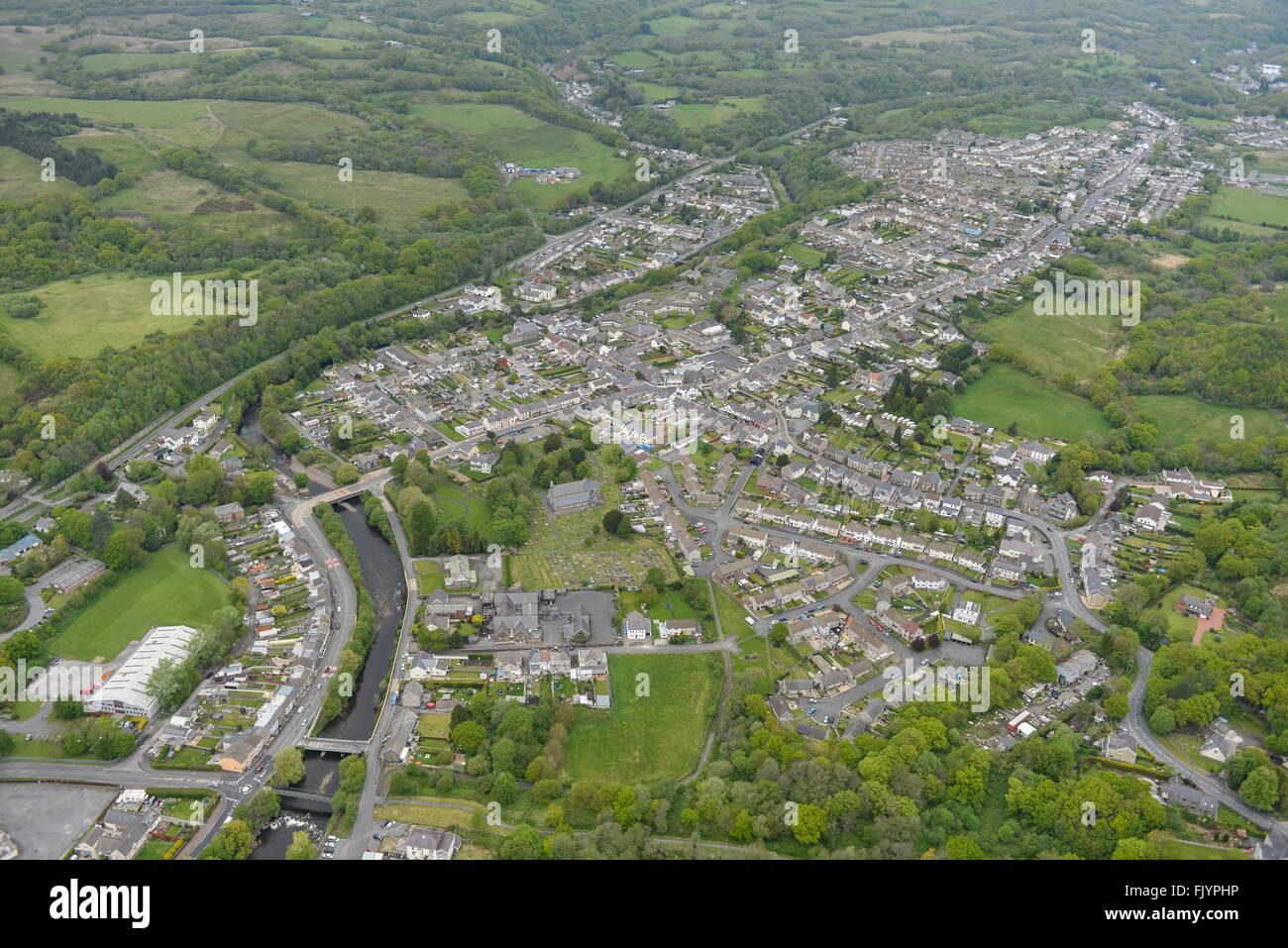 Una vista aérea de Ystradgynlais, una ciudad en el sur de Gales Foto de stock
