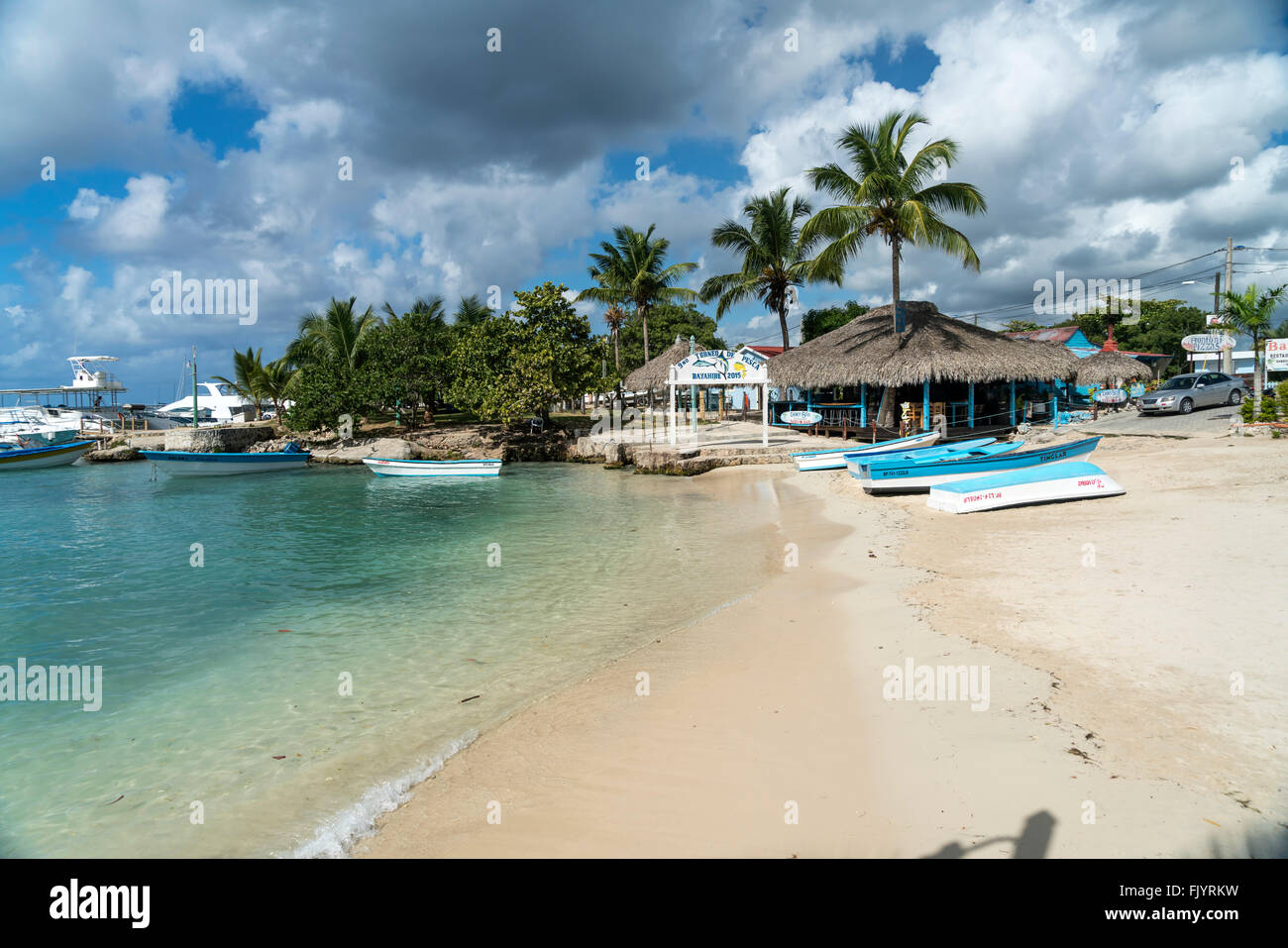 La playa y el puerto deportivo en Bayahibe, República Dominicana, El Caribe, América, Foto de stock