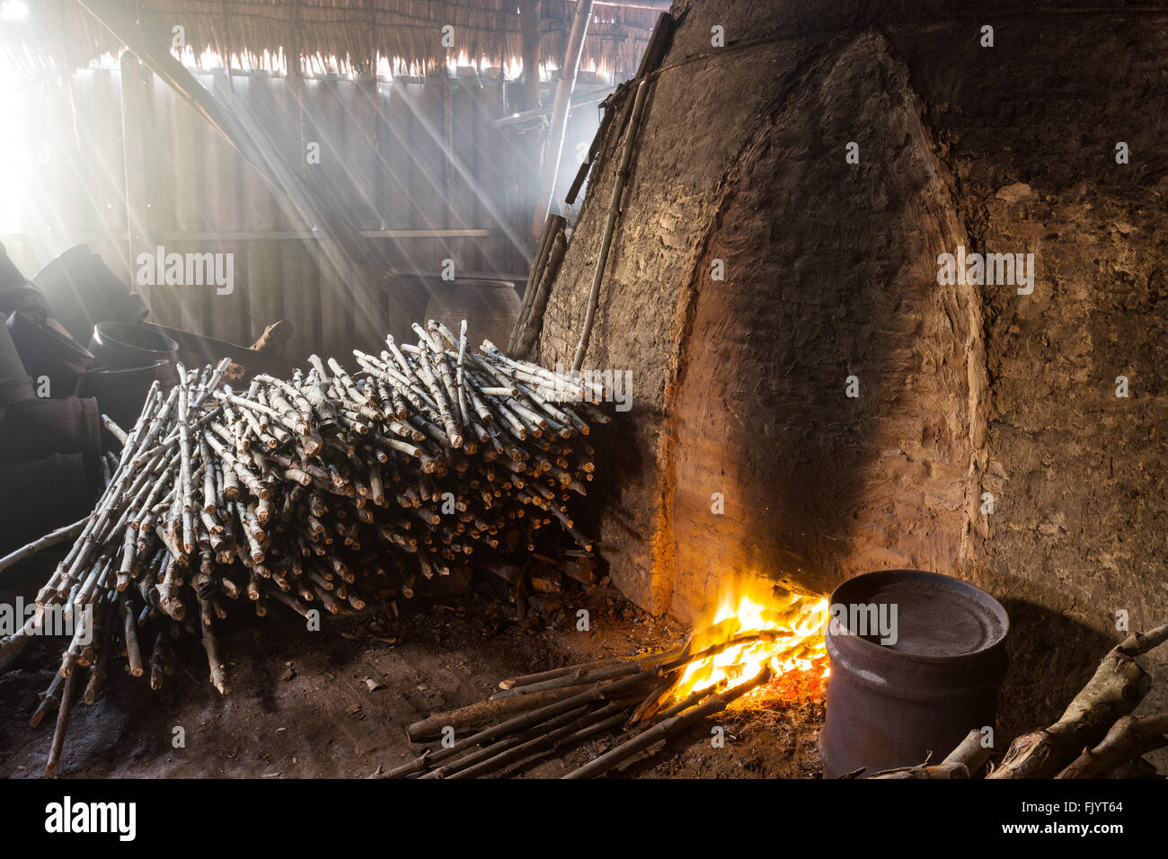 Montón de lenta combustión de madera en la fábrica de carbón, Tailandia Foto de stock