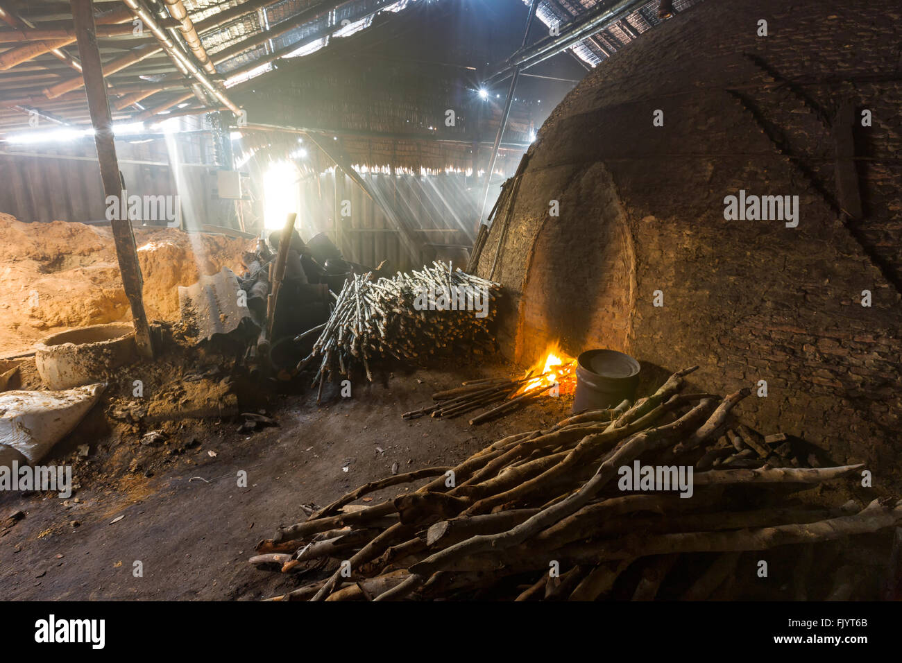 Montón de lenta combustión de madera en la fábrica de carbón, Tailandia Foto de stock