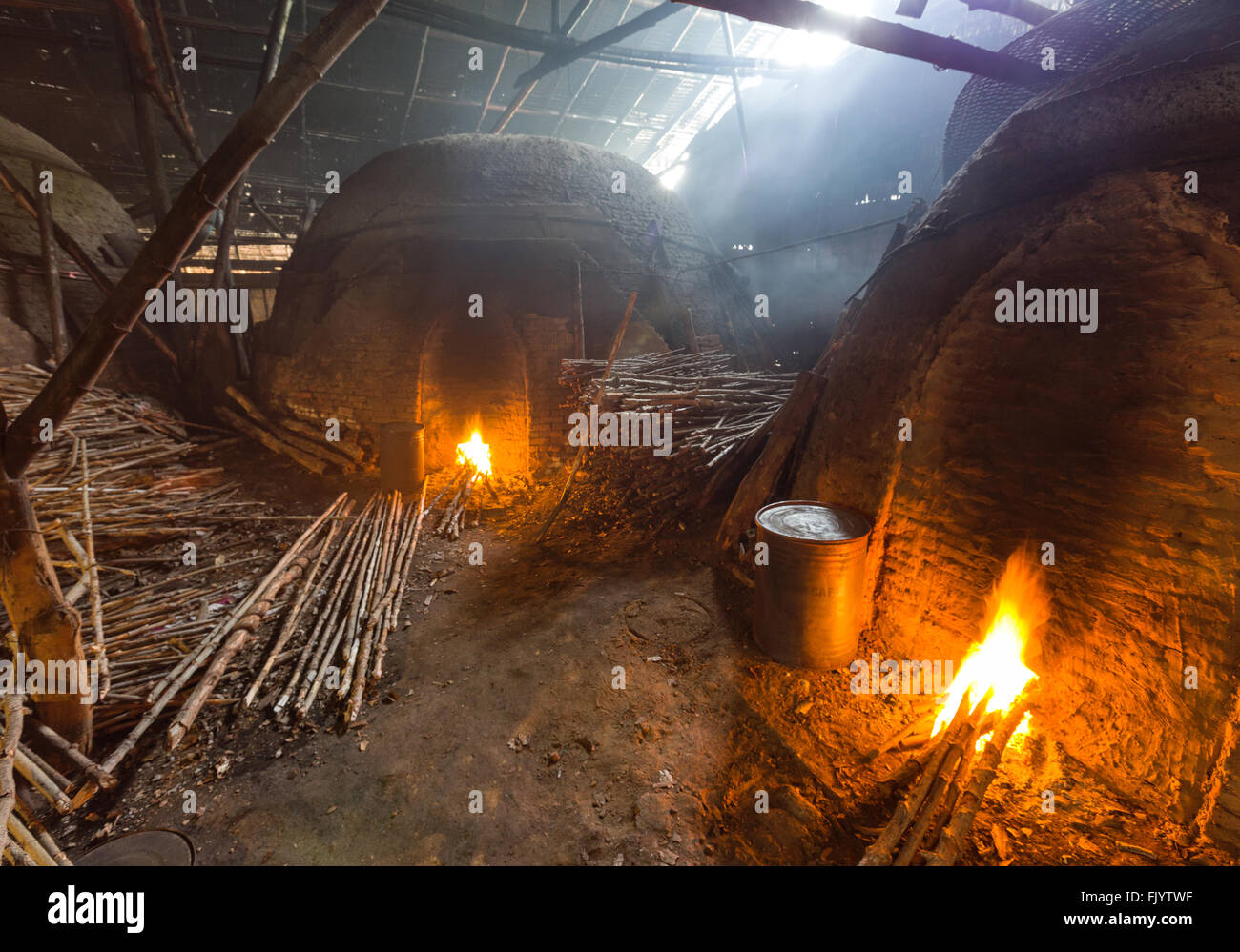 Montón de lenta combustión de madera en la fábrica de carbón, Tailandia Foto de stock