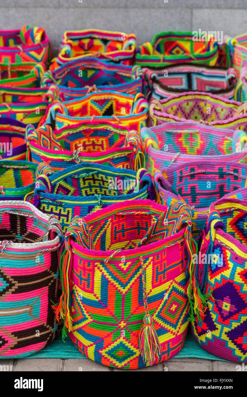 Tribu indígena wayuu colombianas artesanales telas coloridas bolsas de  hombro Fotografía de stock - Alamy