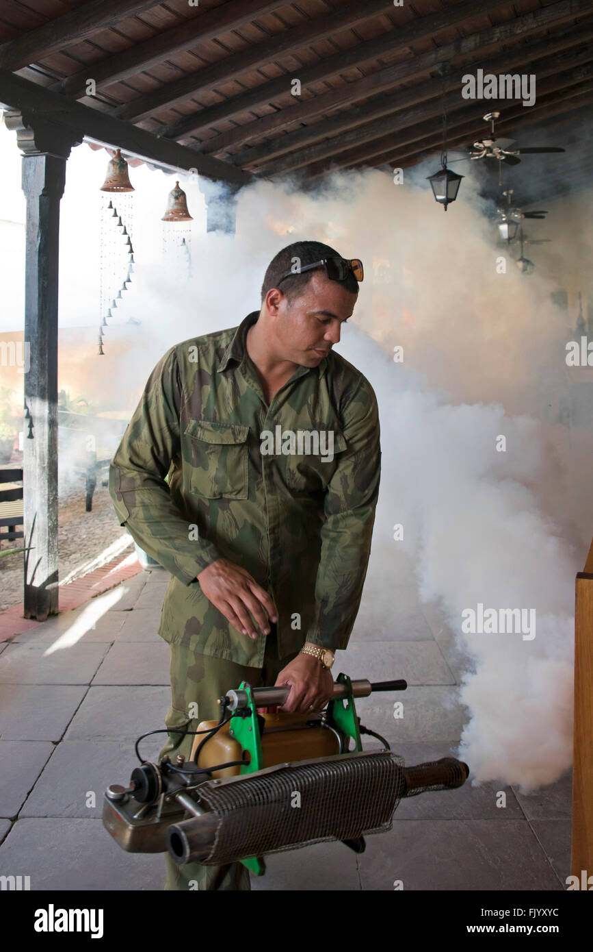 Visión vertical de un restaurante y bar fumigadas contra el mosquito portador Zika en Cuba. Foto de stock