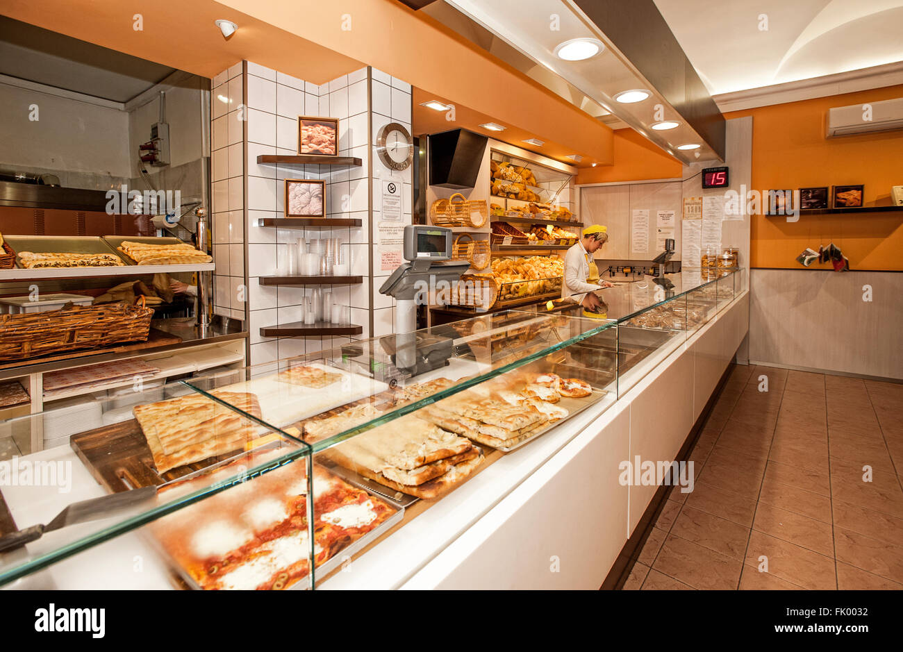 Italia Liguria Génova Antico Forno della Casana - Vico della Casana - uno  de los mejores y más antiguos hornos y genoveses focaccerie- Preparación de  la focaccia genovesa - La tienda Fotografía