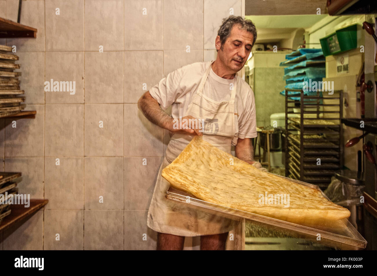 Italia Liguria Génova Antico Forno della Casana - Vico della Casana - uno  de los mejores y más antiguos hornos y genoveses focaccerie- Preparación de  la focaccia Genovesa, Las Focacce al horno