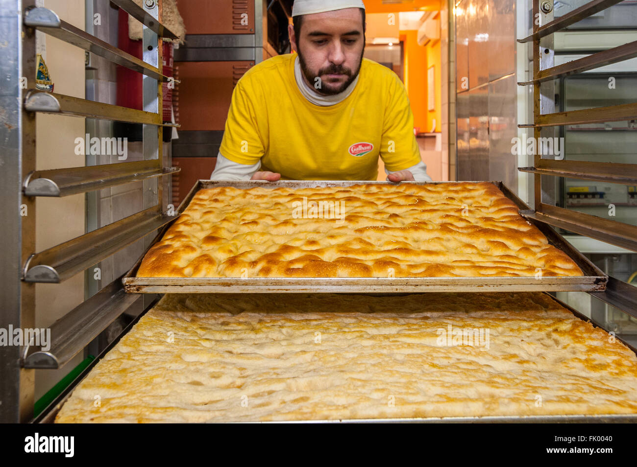 Italia Liguria Génova Antico Forno della Casana - Vico della Casana - uno  de los mejores y más antiguos hornos y genoveses focaccerie- Preparación de  la focaccia Genovesa, Las Focacce al horno