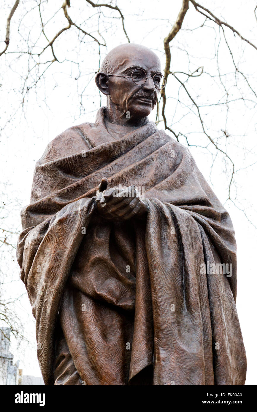 Estatua de Mahatma Gandhi en Parliament Square, Westminster, Londres, Inglaterra, Reino Unido. Foto de stock