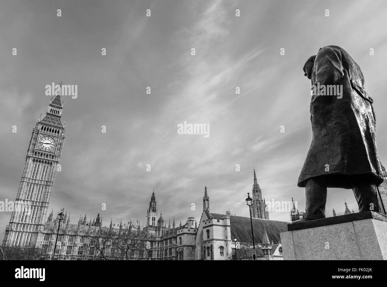 Estatua de Sir Winston Churchill con el palacio de Westminster, detrás de la Plaza del Parlamento, Westminster, Londres, Inglaterra, Reino Unido. Foto de stock