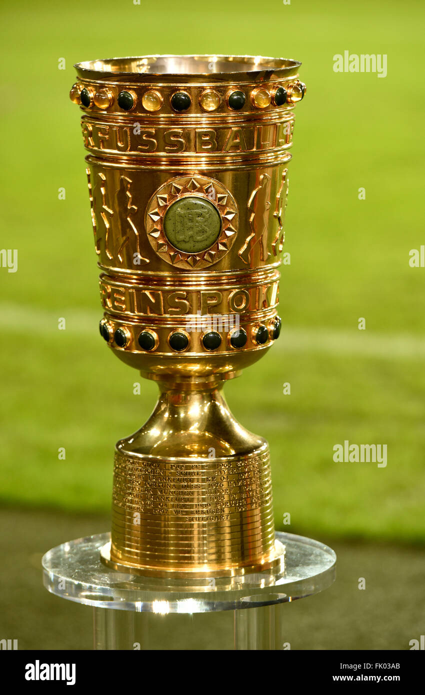 Copa DFB Original, trofeo, el Mercedes-Benz Arena de Stuttgart,  Baden-Württemberg, Alemania Fotografía de stock - Alamy