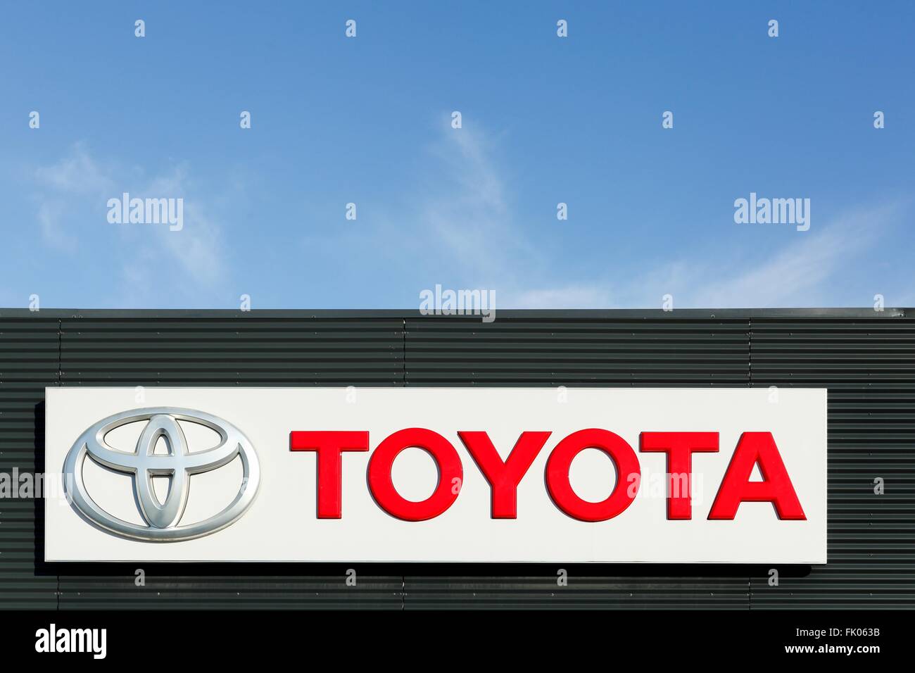 Logotipo de Toyota en la fachada Foto de stock