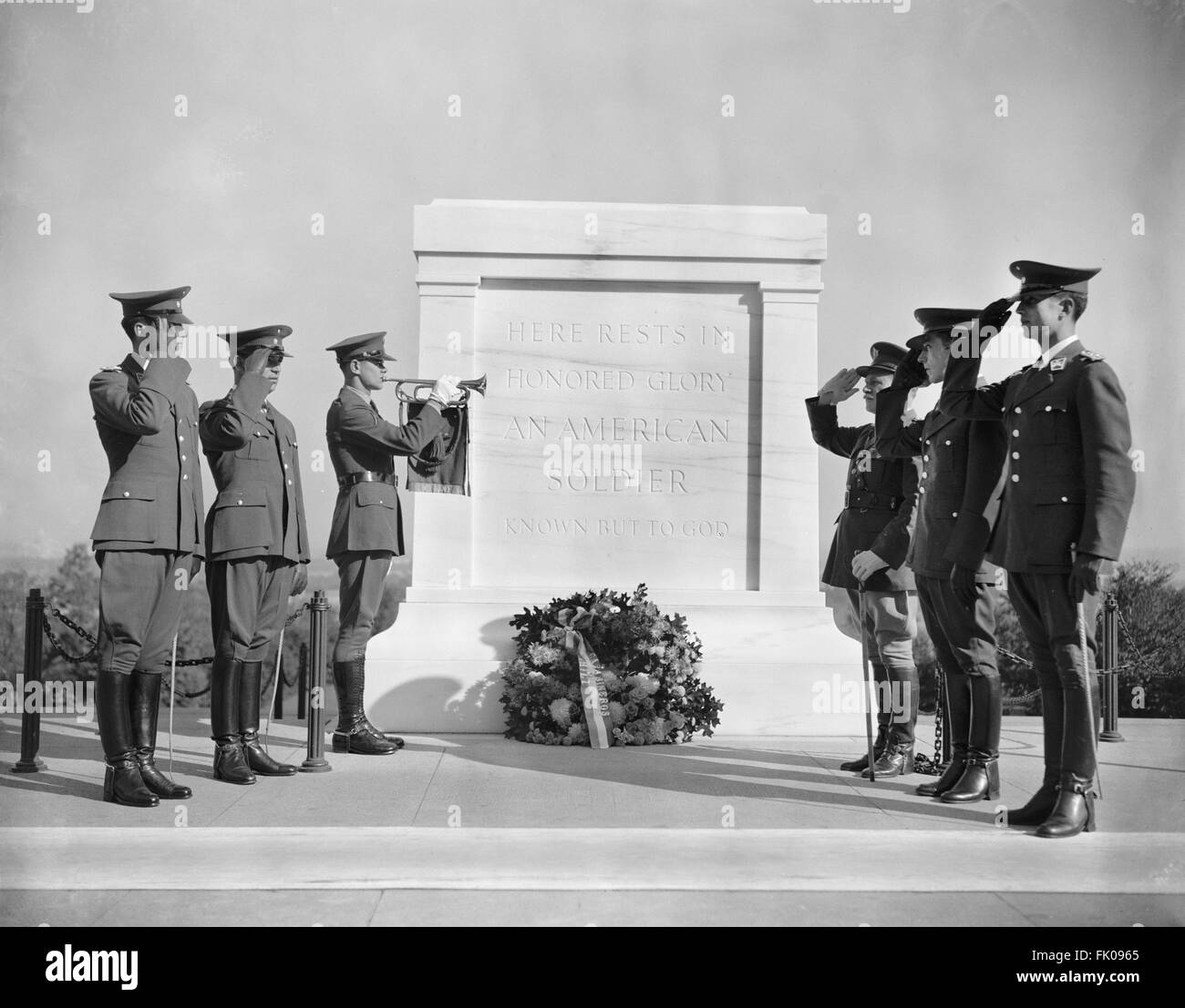 Los soldados saludando a la Tumba del Soldado Desconocido, el Cementerio Nacional de Arlington, Arlington, Virginia, Estados Unidos, 20 de octubre de 1938.jpg Foto de stock