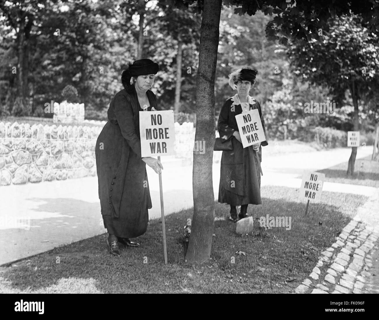 Los huelguistas en la carretera con carteles de "No Más Guerra", Estados Unidos, 1922 Foto de stock