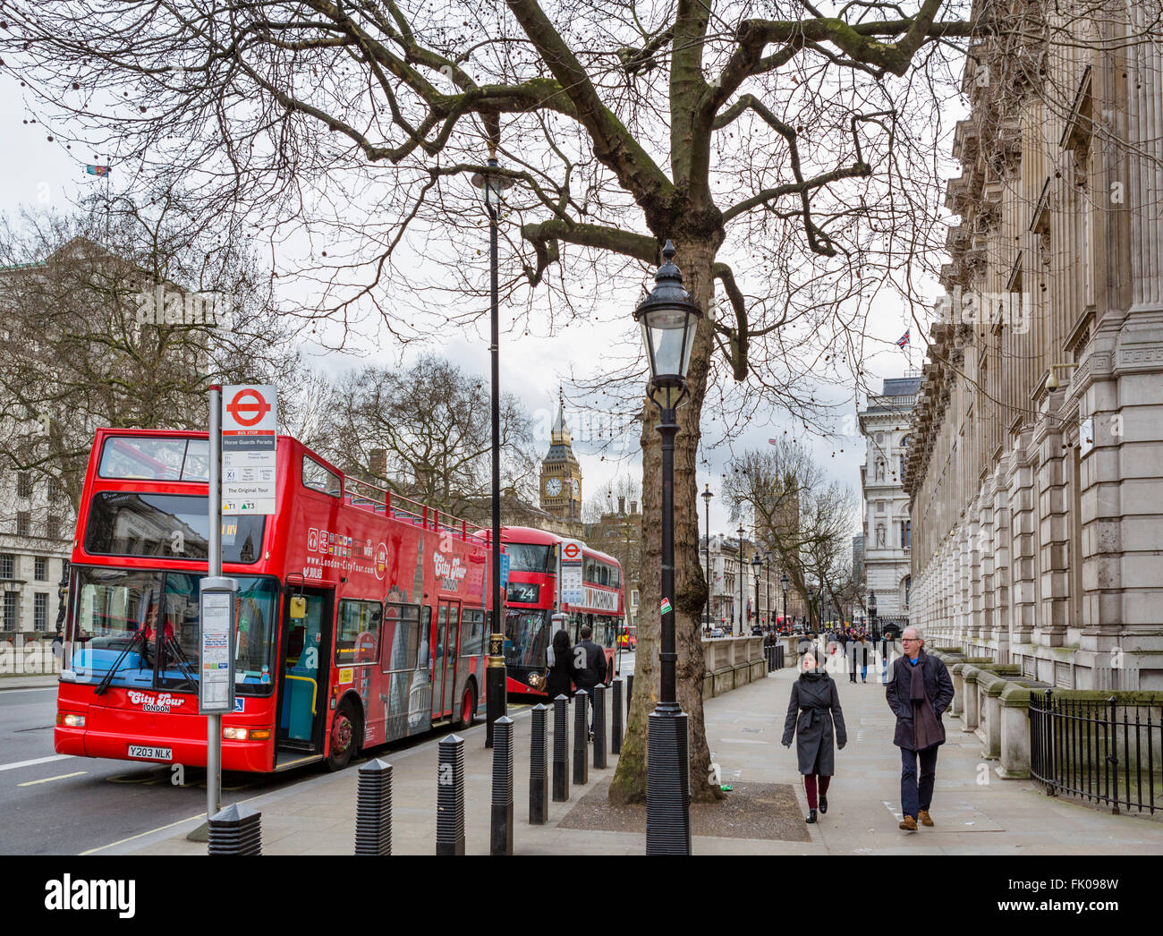 London City Tour Bus en Whitehall, Westminster, Londres, Inglaterra, Reino Unido. Foto de stock