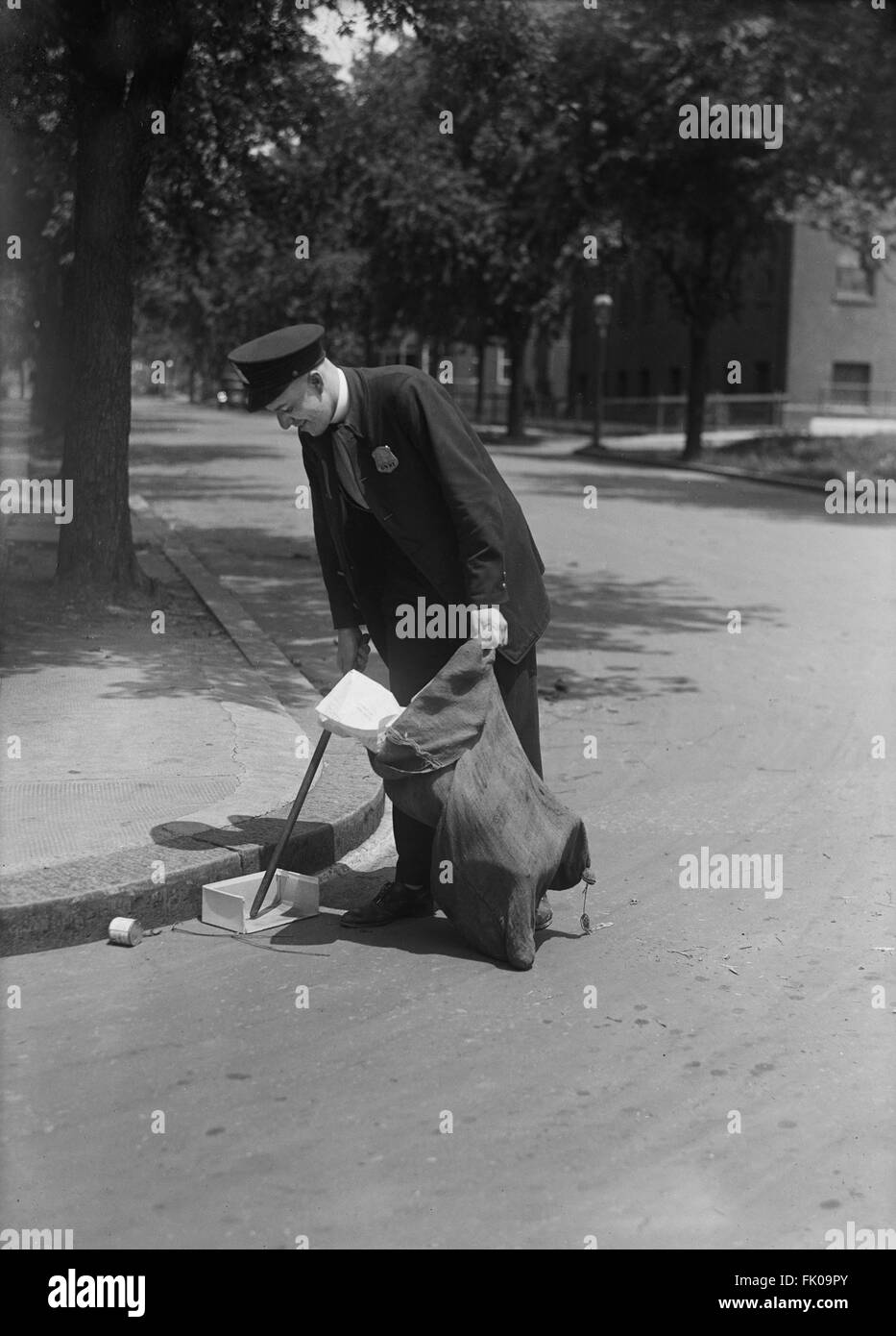 Trabajador de saneamiento recoger basura en la calle, USA, circa 1921 Foto de stock