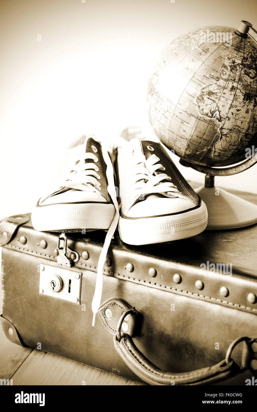 Concepto de viaje con maleta de vacaciones y zapatos Foto de stock