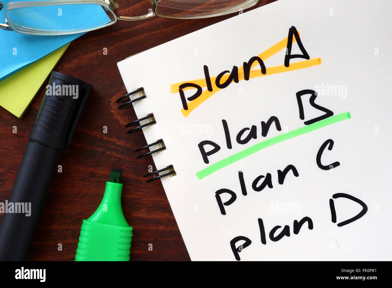 Un plan transversal, subrayan el plan B concepto escrito en un cuaderno sobre una mesa de madera. Foto de stock